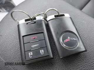2013 Chevrolet Corvette 1LT z VIN 1G1YE2DW6D5109028, wystawiony jako IAAI lot #41100665 z przebiegiem 32 095 mil mil oraz . Historia ofert i sprzedaży dostępna na DreamBid. Obrazek 11.