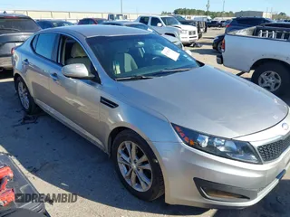 2013 Kia Optima LX z VIN 5XXGM4A75DG094211, wystawiony jako IAAI lot #41752302 z przebiegiem 264 805 mil mil oraz . Historia ofert i sprzedaży dostępna na DreamBid. Obrazek 1.