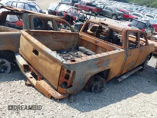 2018 GMC Sierra 2500HD Denali z VIN 1GT12UEG7JF169961, wystawiony jako IAAI lot #37206408 z przebiegiem Nie podano mil oraz . Historia ofert i sprzedaży dostępna na DreamBid. Obrazek 4.