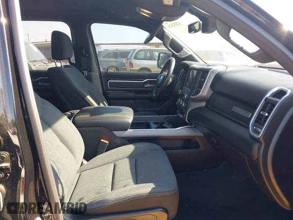 2021 Ram 1500 Big Horn z VIN 1C6RREFT1MN769814, wystawiony jako IAAI lot #42052424 z przebiegiem 71 958 mil mil oraz . Historia ofert i sprzedaży dostępna na DreamBid. Obrazek 5.