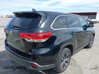 2018 Toyota Highlander LE z VIN 5TDZZRFH2JS276211, wystawiony jako IAAI lot #41799446 z przebiegiem 121 635 mil mil oraz . Historia ofert i sprzedaży dostępna na DreamBid. Obrazek 4.