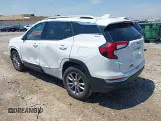 2023 GMC Terrain SLT z VIN 3GKALVEG2PL172143, wystawiony jako IAAI lot #42353393 z przebiegiem 56 609 mil mil oraz . Historia ofert i sprzedaży dostępna na DreamBid. Obrazek 3.