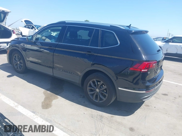 2022 Volkswagen Tiguan SE with VIN 3VV3B7AX3NM016534, listed as a IAAI auction lot 42354264 with 33,700 mi miles and . Bid and sale history available at DreamBid. Image 3.