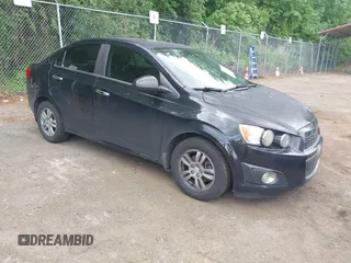 2014 Chevrolet Sonic LT z VIN 1G1JC5SB4E4146630, wystawiony jako IAAI lot #42210357 z przebiegiem 135 160 mil mil oraz . Historia ofert i sprzedaży dostępna na DreamBid. Obrazek 1.