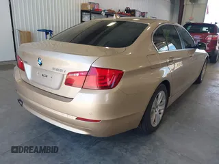 2013 BMW 5 Series 528i xDrive z VIN WBAXH5C59DDW13998, wystawiony jako IAAI lot #42239659 z przebiegiem 190 682 mil mil oraz . Historia ofert i sprzedaży dostępna na DreamBid. Obrazek 4.