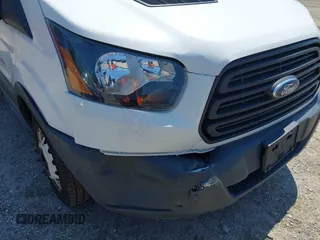 2018 Ford Transit z VIN 1FDBF8ZM8JKA99681, wystawiony jako IAAI lot #42656275 z przebiegiem 65 897 mil mil oraz . Historia ofert i sprzedaży dostępna na DreamBid. Obrazek 6.
