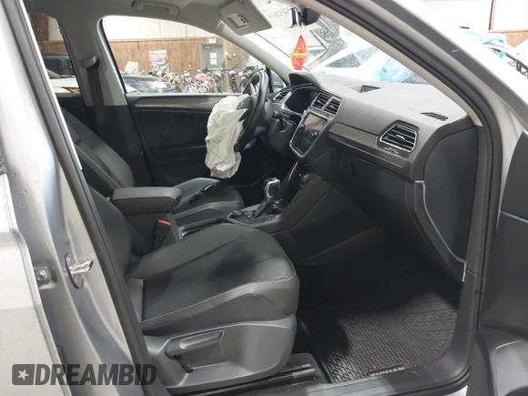 2024 Volkswagen Tiguan SE with VIN 3VVMB7AX8RM084483, listed as a IAAI auction lot 42452619 with 14,618 mi miles and . Bid and sale history available at DreamBid. Image 5.