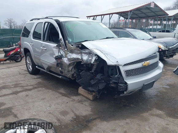 2013 Chevrolet Tahoe LT z VIN 1GNSKBE08DR166024, wystawiony jako IAAI lot #41768851 z przebiegiem 198 302 mil mil oraz . Historia ofert i sprzedaży dostępna na DreamBid. Obrazek 1.