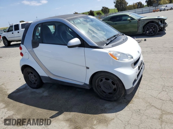 2012 Smart fortwo Pure z VIN WMEEJ3BA9CK561933, wystawiony jako Copart lot #53356835 z przebiegiem 67 587 mil mil oraz Nie do naprawy • Non repairable. Historia ofert i sprzedaży dostępna na DreamBid. Obrazek 4.