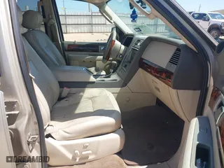 2004 Lincoln Navigator Luxury with VIN 5LMFU27R74LJ33852, listed as a IAAI auction lot 41985575 with 1 mi miles. Bid and sale history available at carsss.com. Image 5.