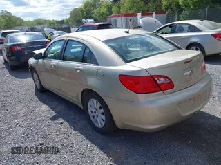2010 Chrysler Sebring Touring z VIN 1C3CC4FB1AN142337, wystawiony jako IAAI lot #42199569 z przebiegiem 235 942 mil mil oraz . Historia ofert i sprzedaży dostępna na DreamBid. Obrazek 3.