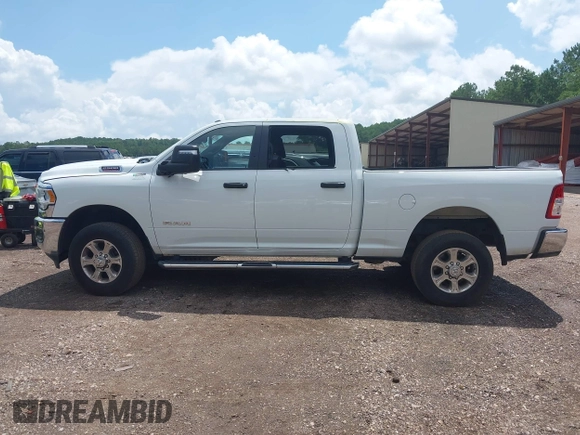 2024 Ram 2500 Big Horn z VIN 3C6UR5DJ4RG354840, wystawiony jako IAAI lot #42509658 z przebiegiem Nie podano mil oraz . Historia ofert i sprzedaży dostępna na DreamBid. Obrazek 14.
