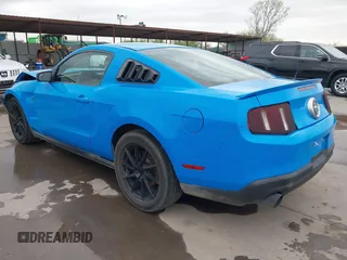 2011 Ford Mustang V6 z VIN 1ZVBP8AM2B5138727, wystawiony jako IAAI lot #41940117 z przebiegiem 173 824 mil mil oraz . Historia ofert i sprzedaży dostępna na DreamBid. Obrazek 3.