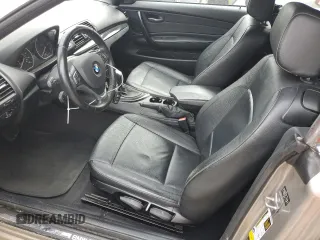 2013 BMW 1 Series 128i z VIN WBAUN1C55DVR01130, wystawiony jako Copart lot #46144235 z przebiegiem 174 491 mil mil oraz Czysty tytuł • Clean title. Historia ofert i sprzedaży dostępna na DreamBid. Obrazek 7.
