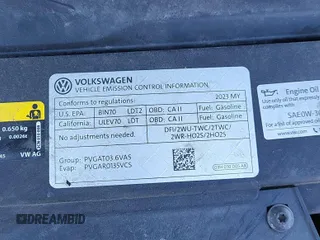 2023 Volkswagen Atlas SE z VIN 1V2HR2CA5PC526012, wystawiony jako IAAI lot #42796408 z przebiegiem 41 216 mil mil oraz . Historia ofert i sprzedaży dostępna na DreamBid. Obrazek 3.