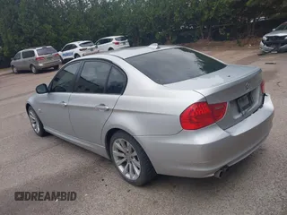 2011 BMW 3 Series 328i xDrive z VIN WBAPK5G53BNN28397, wystawiony jako IAAI lot #42095389 z przebiegiem 112 275 mil mil oraz . Historia ofert i sprzedaży dostępna na DreamBid. Obrazek 3.
