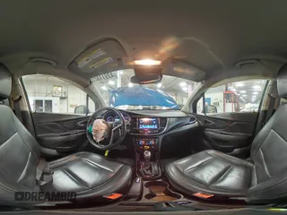 2020 Buick Encore Essence z VIN KL4CJGSB9LB033504, wystawiony jako Copart lot #43911325 z przebiegiem 62 471 mil mil oraz Szkody całkowita. Historia ofert i sprzedaży dostępna na DreamBid. Obrazek 13.