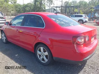 2008 Volkswagen Jetta SE z VIN 3VWRZ71K58M111090, wystawiony jako IAAI lot #42781236 z przebiegiem 121 724 mil mil oraz . Historia ofert i sprzedaży dostępna na DreamBid. Obrazek 3.