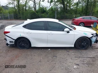 2025 Toyota Camry LE z VIN 4T1DAACK6SU545886, wystawiony jako IAAI lot #42120578 z przebiegiem Nie podano mil oraz . Historia ofert i sprzedaży dostępna na DreamBid. Obrazek 14.