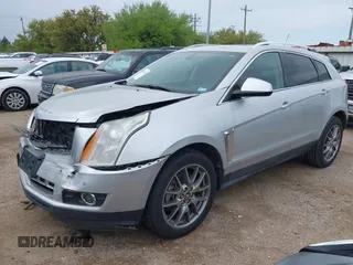 2015 Cadillac SRX Performance Collection z VIN 3GYFNCE36FS633386, wystawiony jako IAAI lot #41851338 z przebiegiem 102 586 mil mil oraz . Historia ofert i sprzedaży dostępna na DreamBid. Obrazek 2.