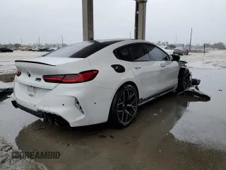 2022 BMW M8 Competition z VIN WBSGV0C01NCJ53223, wystawiony jako Copart lot #76250753 z przebiegiem 25 966 mil mil oraz . Historia ofert i sprzedaży dostępna na DreamBid. Obrazek 3.