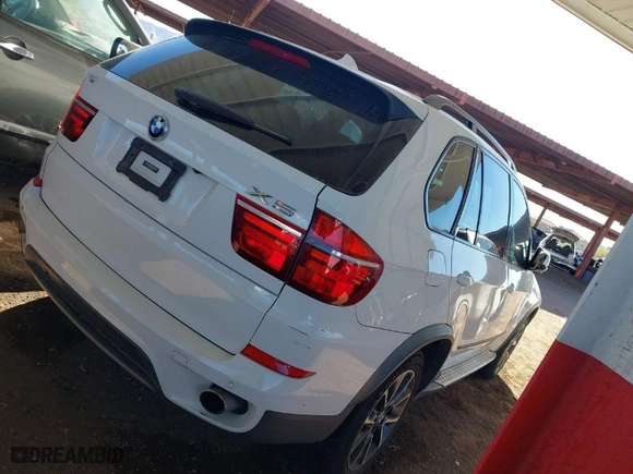 2013 BMW X5 xDrive35i with VIN 5UXZV4C52D0B05931, listed as a IAAI auction lot 41305939 with 140,800 mi miles. Bid and sale history available at carsss.com. Image 4.