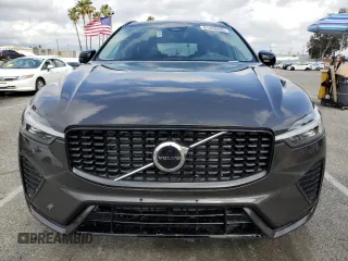2025 Volvo XC60 Core z VIN YV4M12RJ9S1053702, wystawiony jako Copart lot #51468455 z przebiegiem Nie podano mil oraz Szkoda całkowita • Salvage title. Historia ofert i sprzedaży dostępna na DreamBid. Obrazek 5.