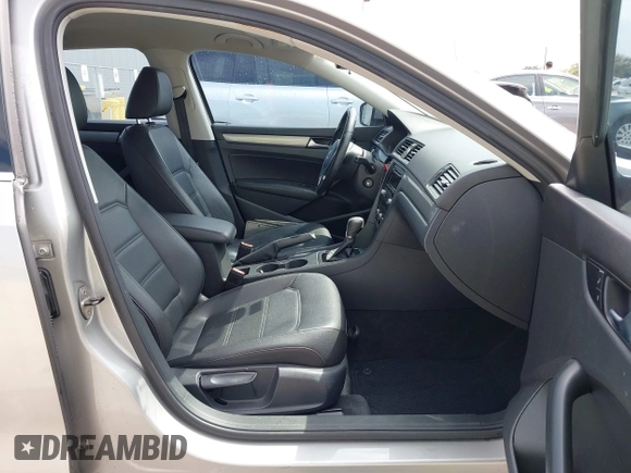 2014 Volkswagen Passat S z VIN 1VWAT7A33EC038497, wystawiony jako IAAI lot #41922616 z przebiegiem 110 509 mil mil oraz . Historia ofert i sprzedaży dostępna na DreamBid. Obrazek 5.