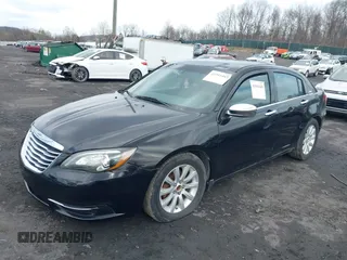 2013 Chrysler 200 Touring z VIN 1C3CCBBB2DN592528, wystawiony jako IAAI lot #41941445 z przebiegiem 60 717 mil mil oraz . Historia ofert i sprzedaży dostępna na DreamBid. Obrazek 2.