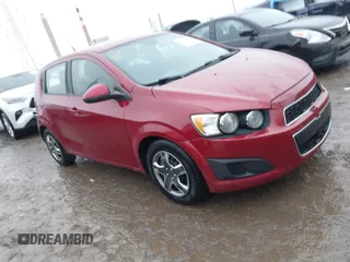 2013 Chevrolet Sonic LS z VIN 1G1JA6SH4D4244183, wystawiony jako IAAI lot #41467466 z przebiegiem 75 315 mil mil oraz . Historia ofert i sprzedaży dostępna na DreamBid. Obrazek 1.
