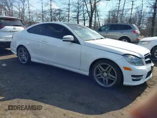 2014 Mercedes-Benz C 250 z VIN WDDGJ4HB6EG286448, wystawiony jako IAAI lot #41668638 z przebiegiem 93 204 mil mil oraz . Historia ofert i sprzedaży dostępna na DreamBid. Obrazek 1.