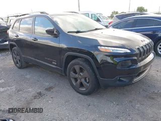 2017 Jeep Cherokee Latitude z VIN 1C4PJMCS4HW512630, wystawiony jako IAAI lot #42279298 z przebiegiem 77 329 mil mil oraz . Historia ofert i sprzedaży dostępna na DreamBid. Obrazek 1.