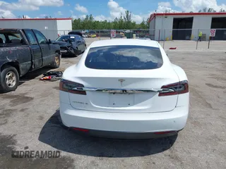 2013 Tesla Model S с VIN 5YJSA1AC8DFP10260, выставлен на аукционе IAAI как лот 42545156 с пробегом 121 329 миль миль и . История ставок и продаж доступна на DreamBid. Изображение 16.