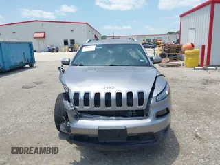 2018 Jeep Cherokee Latitude z VIN 1C4PJLCB2JD596149, wystawiony jako IAAI lot #42454131 z przebiegiem 86 393 mil mil oraz . Historia ofert i sprzedaży dostępna na DreamBid. Obrazek 12.