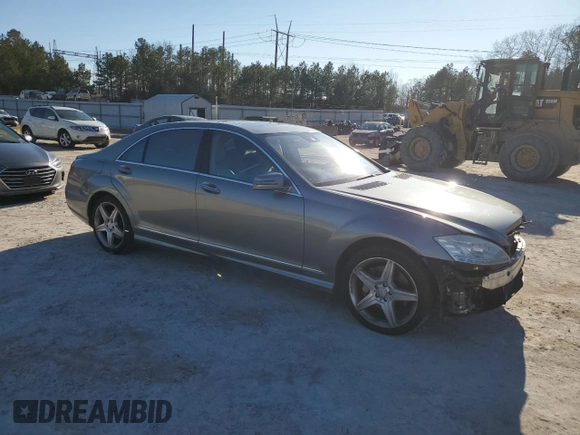 2010 Mercedes-Benz S 550 z VIN WDDNG8GB1AA323840, wystawiony jako Copart lot #44756815 z przebiegiem 138 034 mil mil oraz Szkoda całkowita • Salvage title. Historia ofert i sprzedaży dostępna na DreamBid. Obrazek 4.