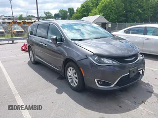 2018 Chrysler Pacifica Touring L z VIN 2C4RC1BG6JR309560, wystawiony jako IAAI lot #39340052 z przebiegiem 62 517 mil mil oraz . Historia ofert i sprzedaży dostępna na DreamBid. Obrazek 1.