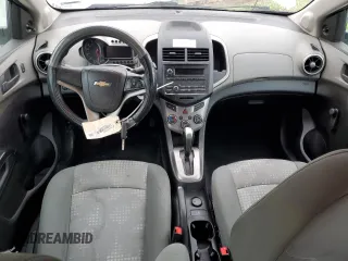 2016 Chevrolet Sonic LS z VIN 1G1JA6SH7G4175526, wystawiony jako Copart lot #55615685 z przebiegiem 178 691 mil mil oraz Czysty tytuł • Clean title. Historia ofert i sprzedaży dostępna na DreamBid. Obrazek 8.