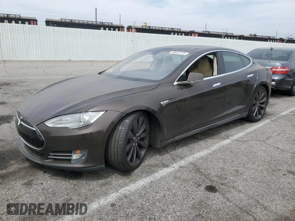 2013 Tesla Model S Performance z VIN 5YJSA1DP0DFP18285, wystawiony jako Copart lot #58437215 z przebiegiem 130 059 mil mil oraz Czysty tytuł • Clean title. Historia ofert i sprzedaży dostępna na DreamBid. Obrazek 1.