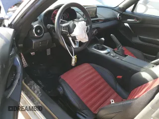 2019 FIAT 124 Spider Urbana Edition z VIN JC1NFAEK6K0142941, wystawiony jako Copart lot #75939004 z przebiegiem 28 402 mil mil oraz Szkoda całkowita • Salvage title. Historia ofert i sprzedaży dostępna na DreamBid. Obrazek 8.