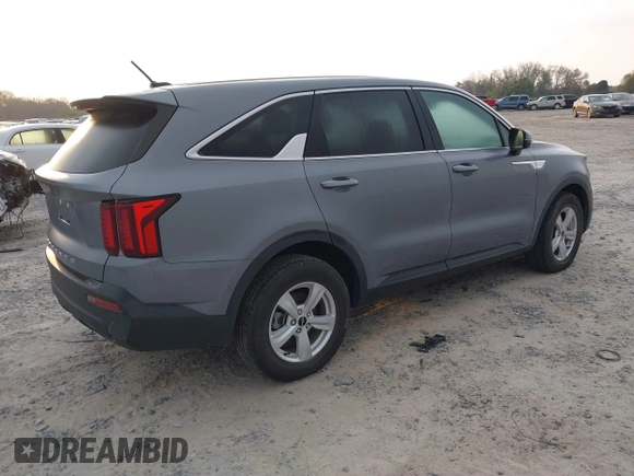 2022 Kia Sorento LX with VIN 5XYRG4LC8NG122154, listed as a IAAI auction lot 41867453 with 15,619 mi miles. Bid and sale history available at carsss.com. Image 4.