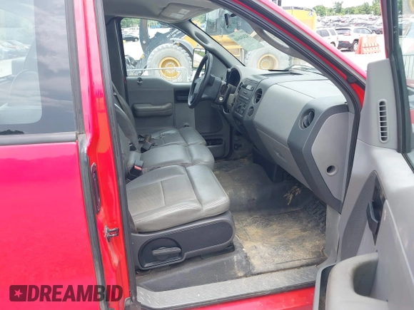 2005 Ford F-150 XL z VIN 1FTRF12W65NA26903, wystawiony jako IAAI lot #42434640 z przebiegiem 56 840 mil mil oraz . Historia ofert i sprzedaży dostępna na DreamBid. Obrazek 5.