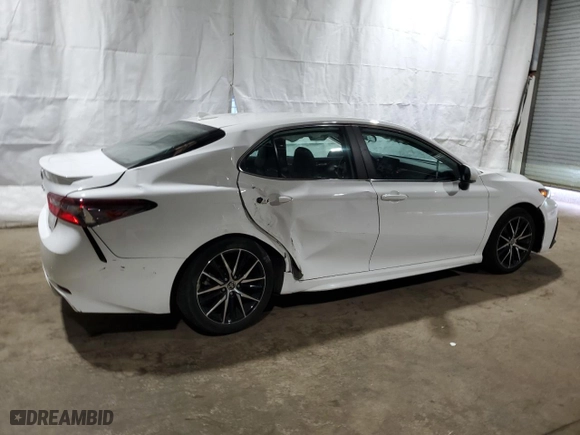 2022 Toyota Camry SE with VIN 4T1G11AK9NU710088, listed as a Copart auction lot 53157255 with 47,745 mi miles and Salvage Title. Bid and sale history available at carsss.com. Image 3.