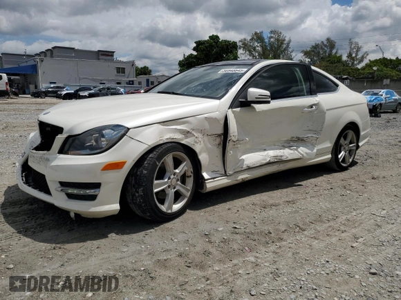 2013 Mercedes-Benz C 250 z VIN WDDGJ4HB8DG031492, wystawiony jako Copart lot #56948645 z przebiegiem 80 972 mil mil oraz Szkoda całkowita • Salvage title. Historia ofert i sprzedaży dostępna na DreamBid. Obrazek 1.