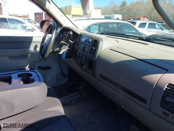 2013 GMC Sierra 2500HD Work Truck with VIN 1GT02ZCG9DZ247493, listed as a IAAI auction lot 41595476 with 1 mi miles. Bid and sale history available at carsss.com. Image 5.