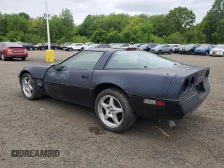 1988 Chevrolet Corvette z VIN 1G1YY218XJ5122454, wystawiony jako Copart lot #57773835 z przebiegiem 90 807 mil mil oraz Czysty tytuł • Clean title. Historia ofert i sprzedaży dostępna na DreamBid. Obrazek 2.