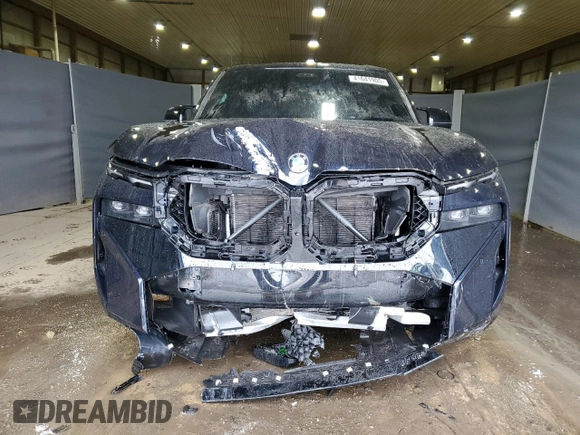 2023 BMW XM z VIN 5YM23CS05P9S28460, wystawiony jako Copart lot #41641905 z przebiegiem 9700 mil mil oraz Szkody całkowita. Historia ofert i sprzedaży dostępna na DreamBid. Obrazek 5.