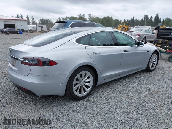 2017 Tesla Model S 60 z VIN 5YJSA1E11HF217633, wystawiony jako IAAI lot #42586913 z przebiegiem 152 987 mil mil oraz . Historia ofert i sprzedaży dostępna na DreamBid. Obrazek 4.