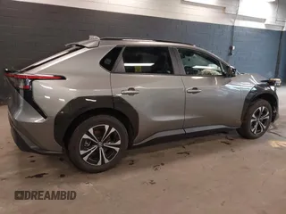 2023 Toyota bZ4X XLE z VIN JTMABACA3PA038951, wystawiony jako IAAI lot #41961433 z przebiegiem 10 261 mil mil oraz . Historia ofert i sprzedaży dostępna na DreamBid. Obrazek 4.