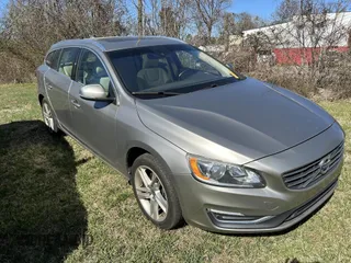 2015 Volvo V60 T5 Drive-E Premier z VIN YV140MEK6F1245353, wystawiony jako IAAI lot #41713825 z przebiegiem 131 682 mil mil oraz . Historia ofert i sprzedaży dostępna na DreamBid. Obrazek 1.