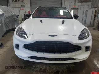 2023 Aston Martin DBX z VIN SD7VUJAW3PTV08474, wystawiony jako Copart lot #66961574 z przebiegiem 3449 mil mil oraz Szkody całkowita. Historia ofert i sprzedaży dostępna na DreamBid. Obrazek 5.